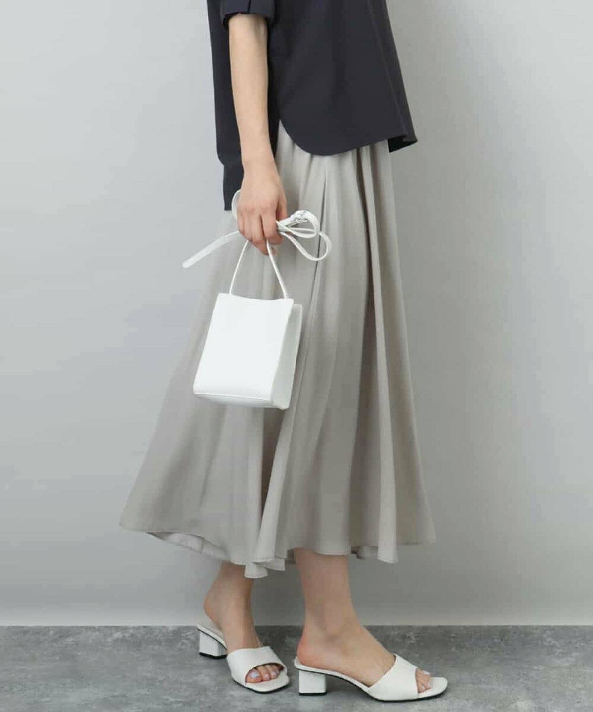 ガウチョパンツを履いた女性