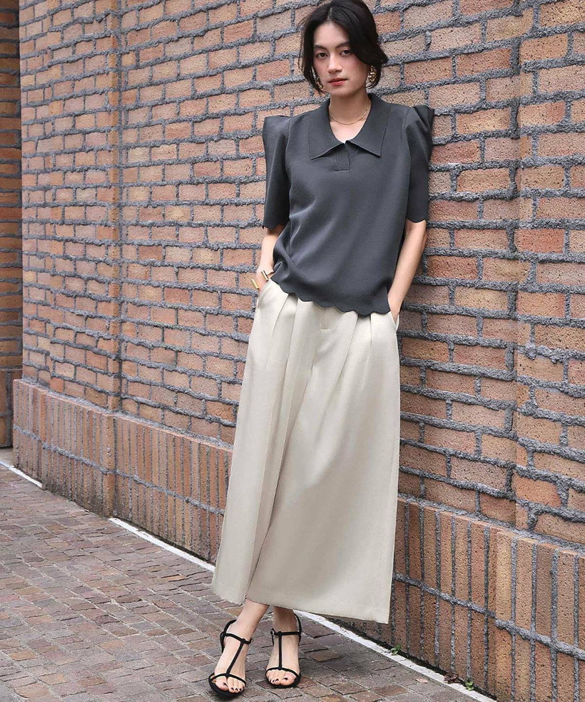 ガウチョパンツを履いた女性