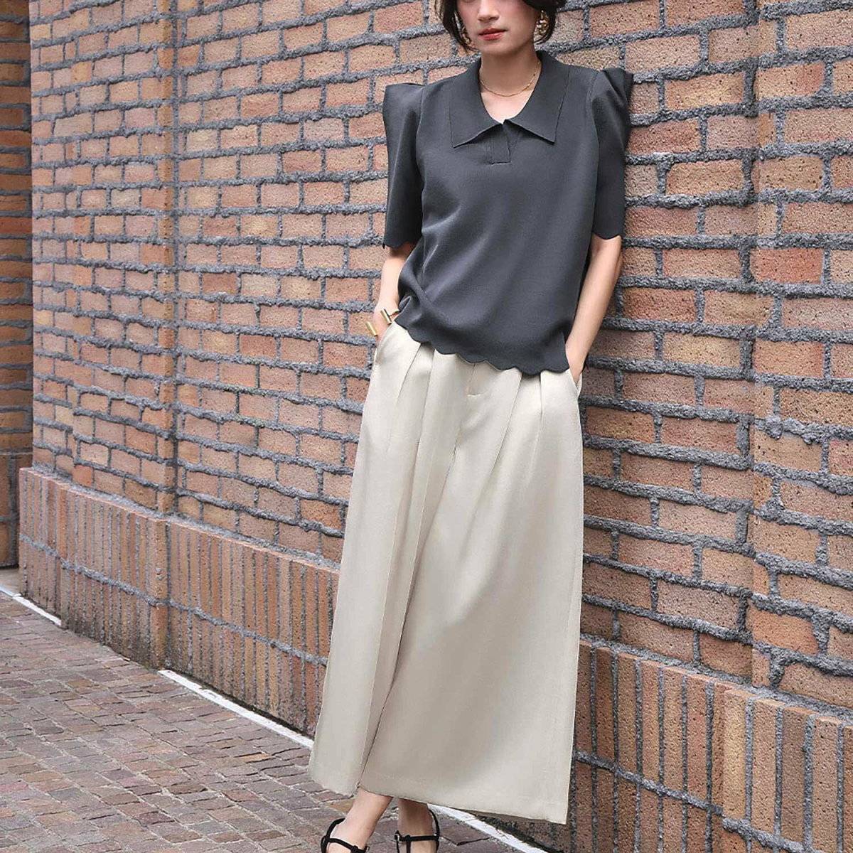 ガウチョパンツを履いた女性