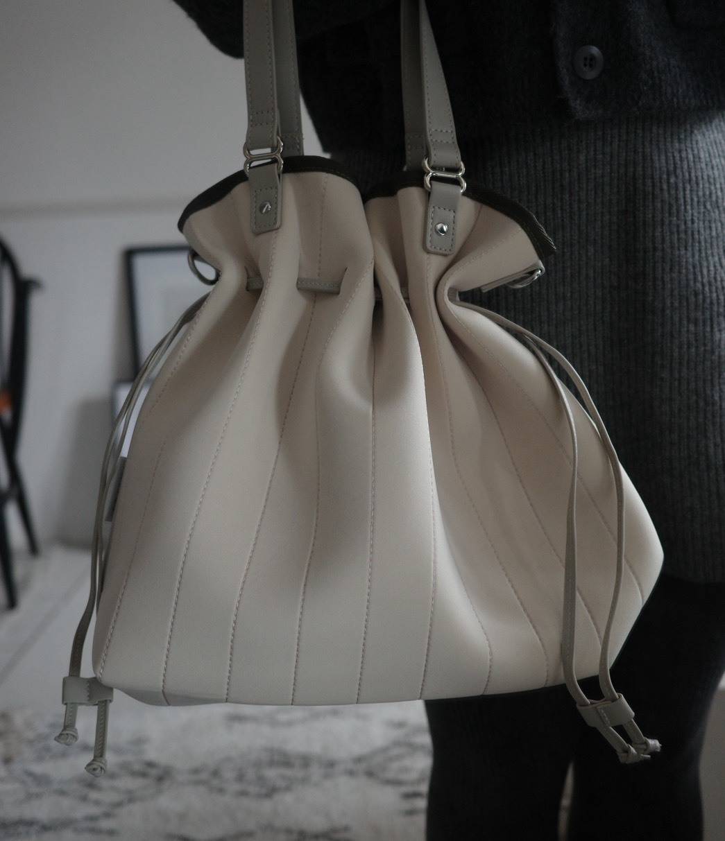 EDITA の「ネオプレン スタイリッシュ巾着 2WAY バッグ」