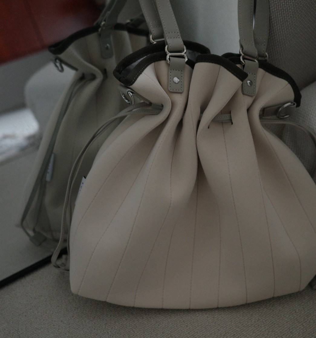 EDITA の「ネオプレン スタイリッシュ巾着 2WAY バッグ」