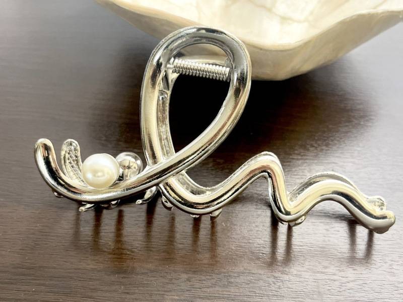 3COINSパール付きウネウネメタルバンズ置き画②