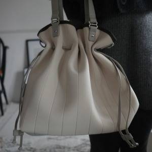 ラフなのにこなれて見える♪丸みシルエットが可愛い「EDITA.」巾着ミニトート