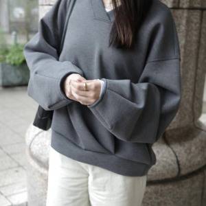 洗練とリラックスを一枚で♪上品ルーズがちょうどいい「CONSISTER スウェット」