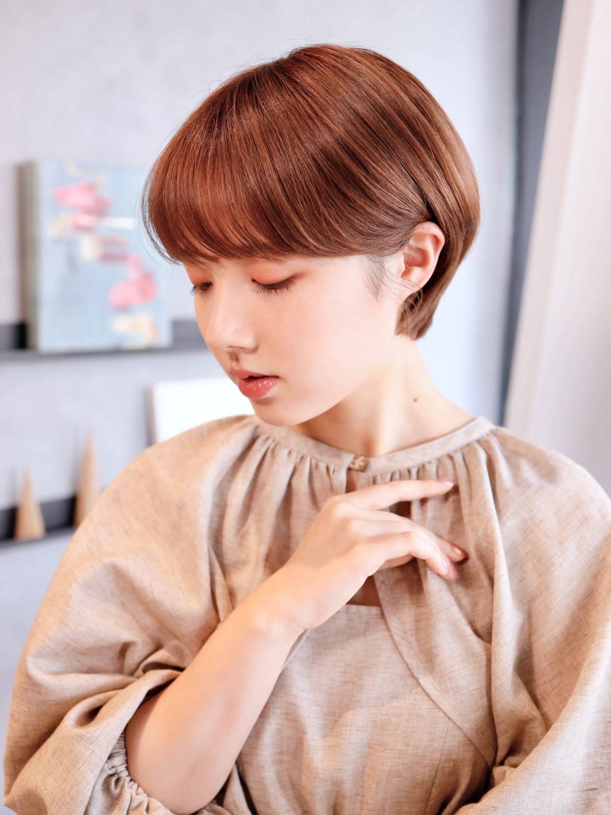 アッシュピンクの耳掛けショート