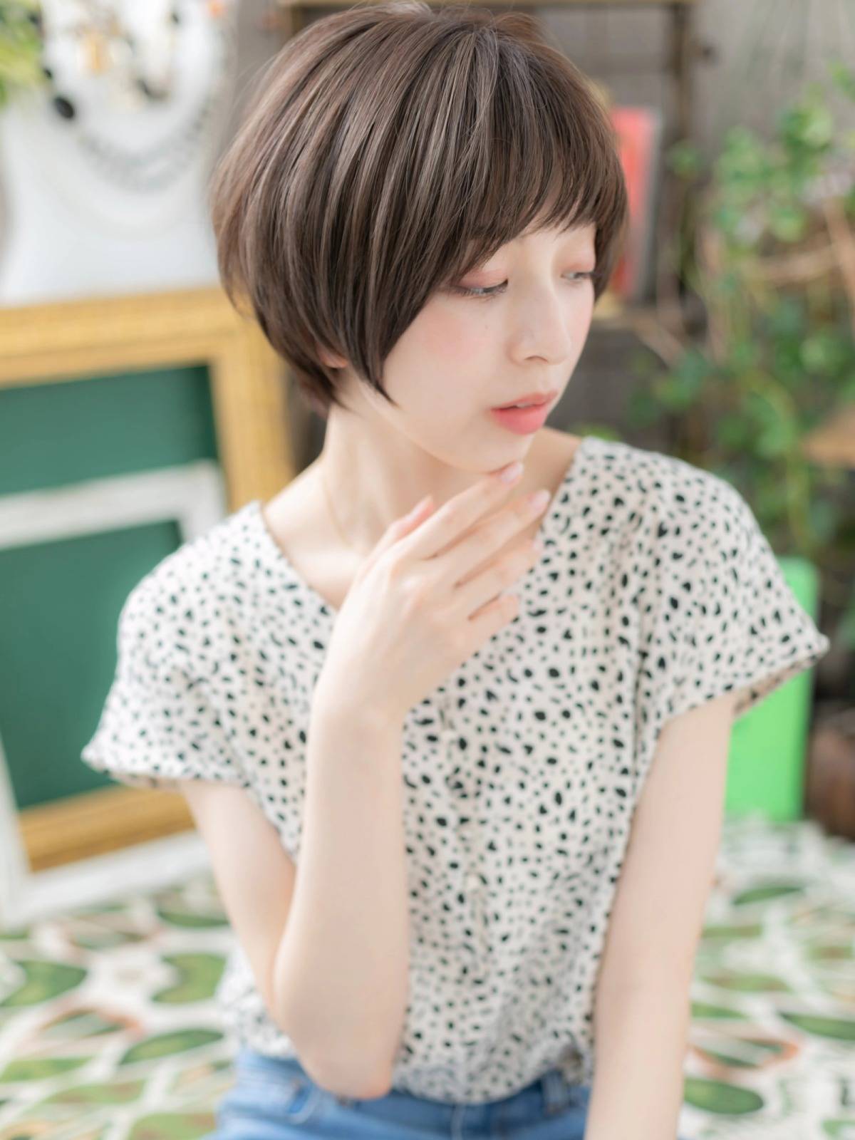 くすみカラーの前下がりショート