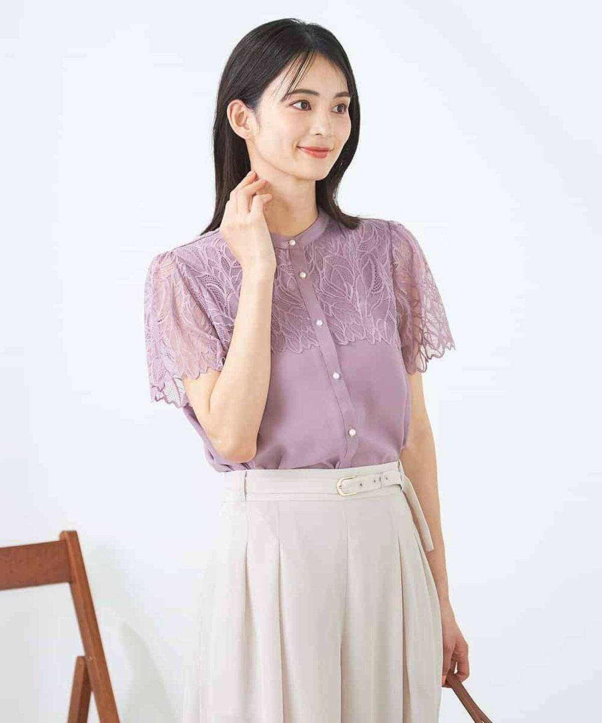 ラベンダーシャツ✕白パンツの女性