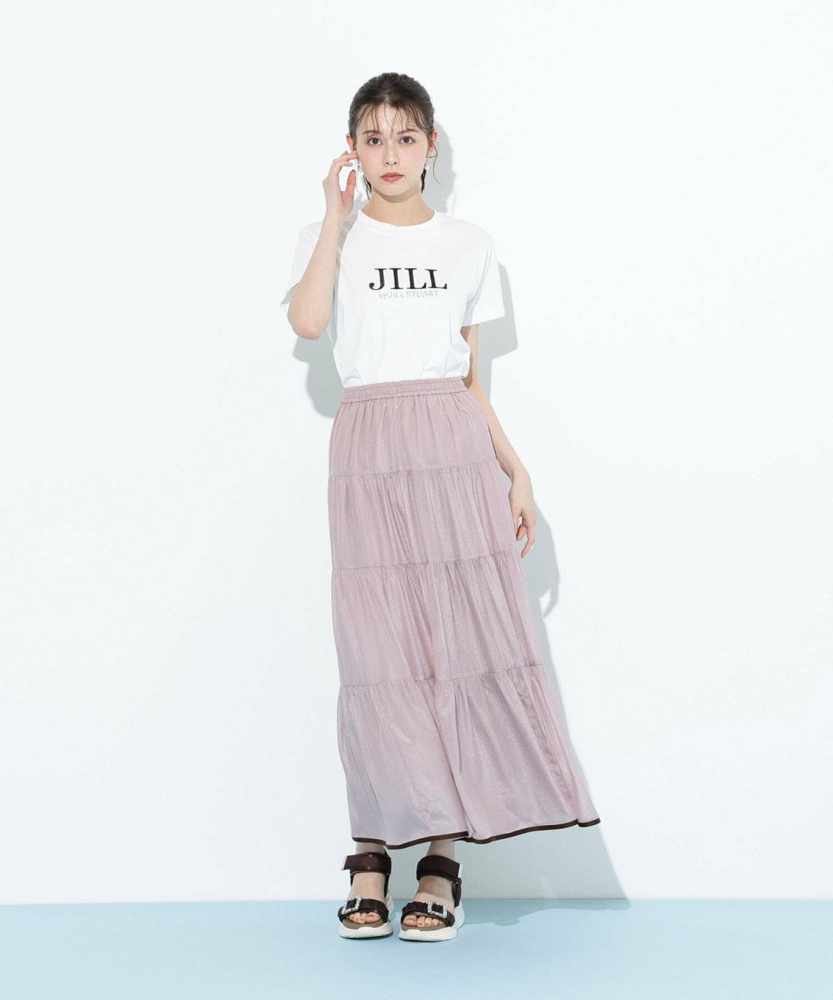 白シャツ✕ラベンダースカートの女性