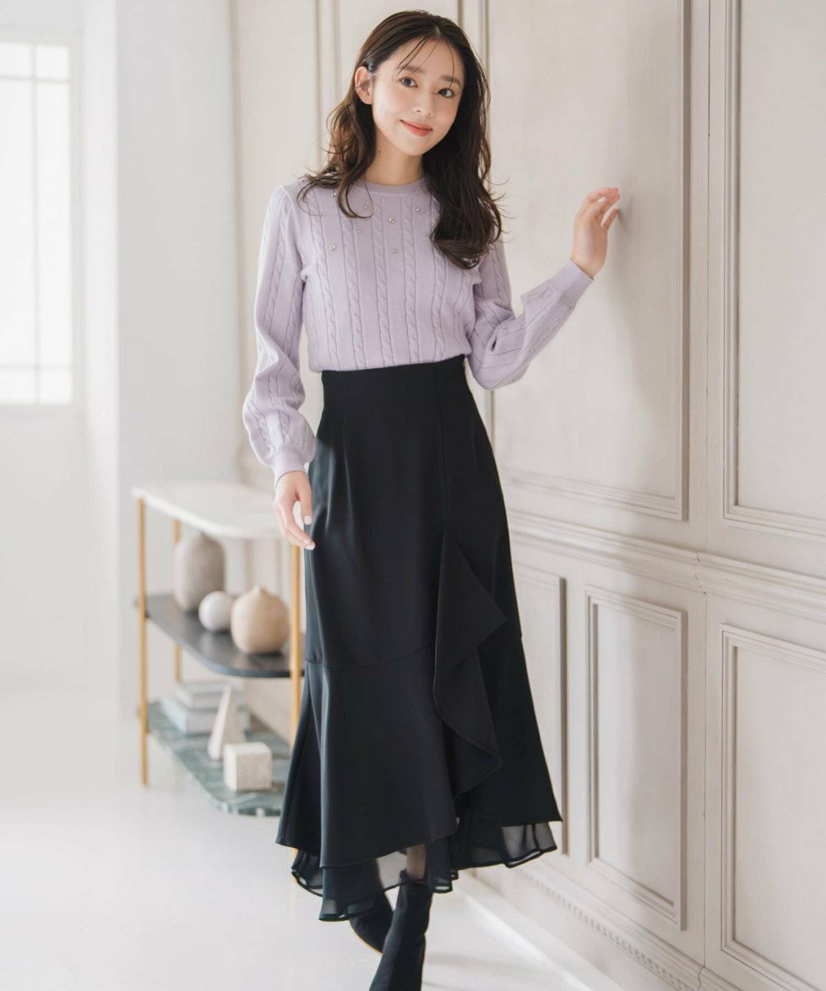 ラベンダーシャツ✕黒パンツの女性