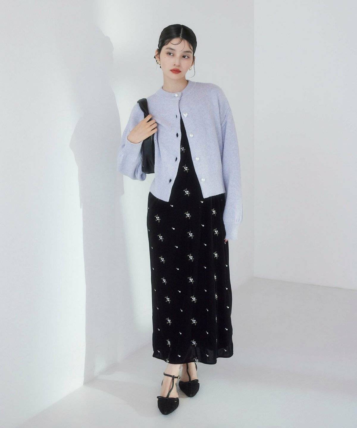 ラベンダーカーディガン✕黒ワンピースの女性