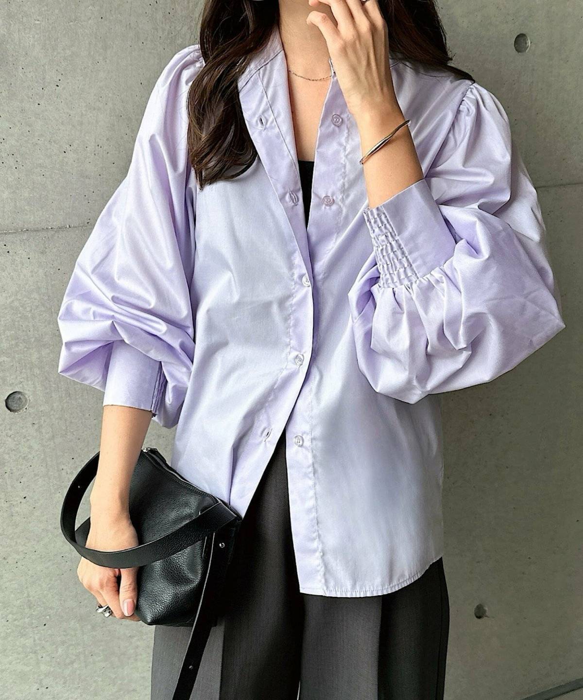 ラベンダーシャツ✕グレーワイドパンツの女性