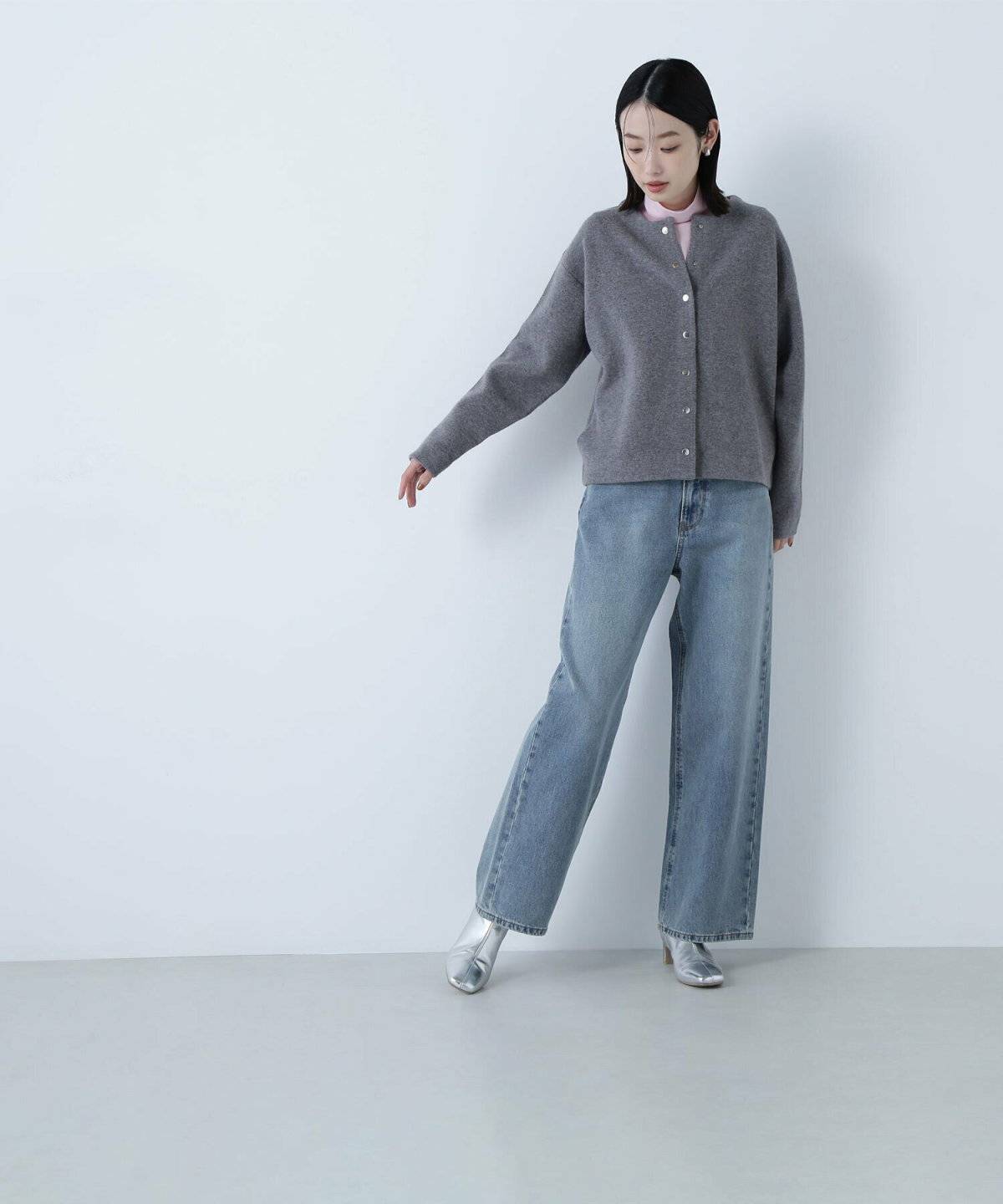 ラベンダーシアータートル✕グレーのカーディガンコーデ女性