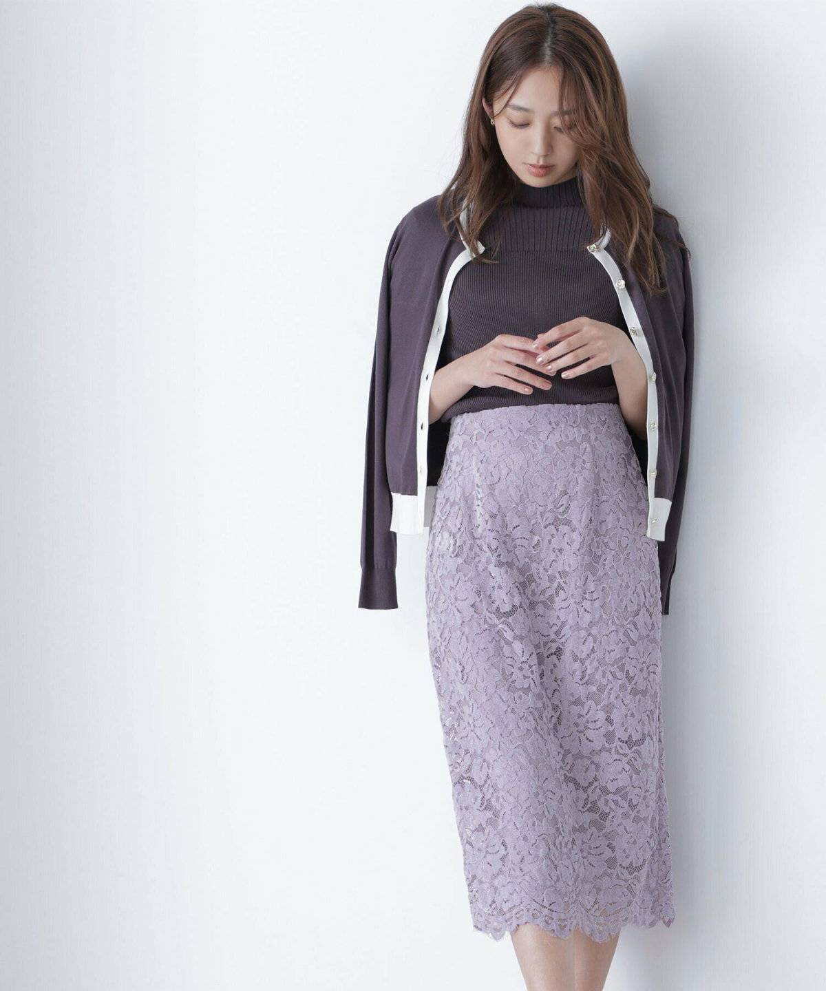 ラベンダーワンピ✕ブラウンコートの女性