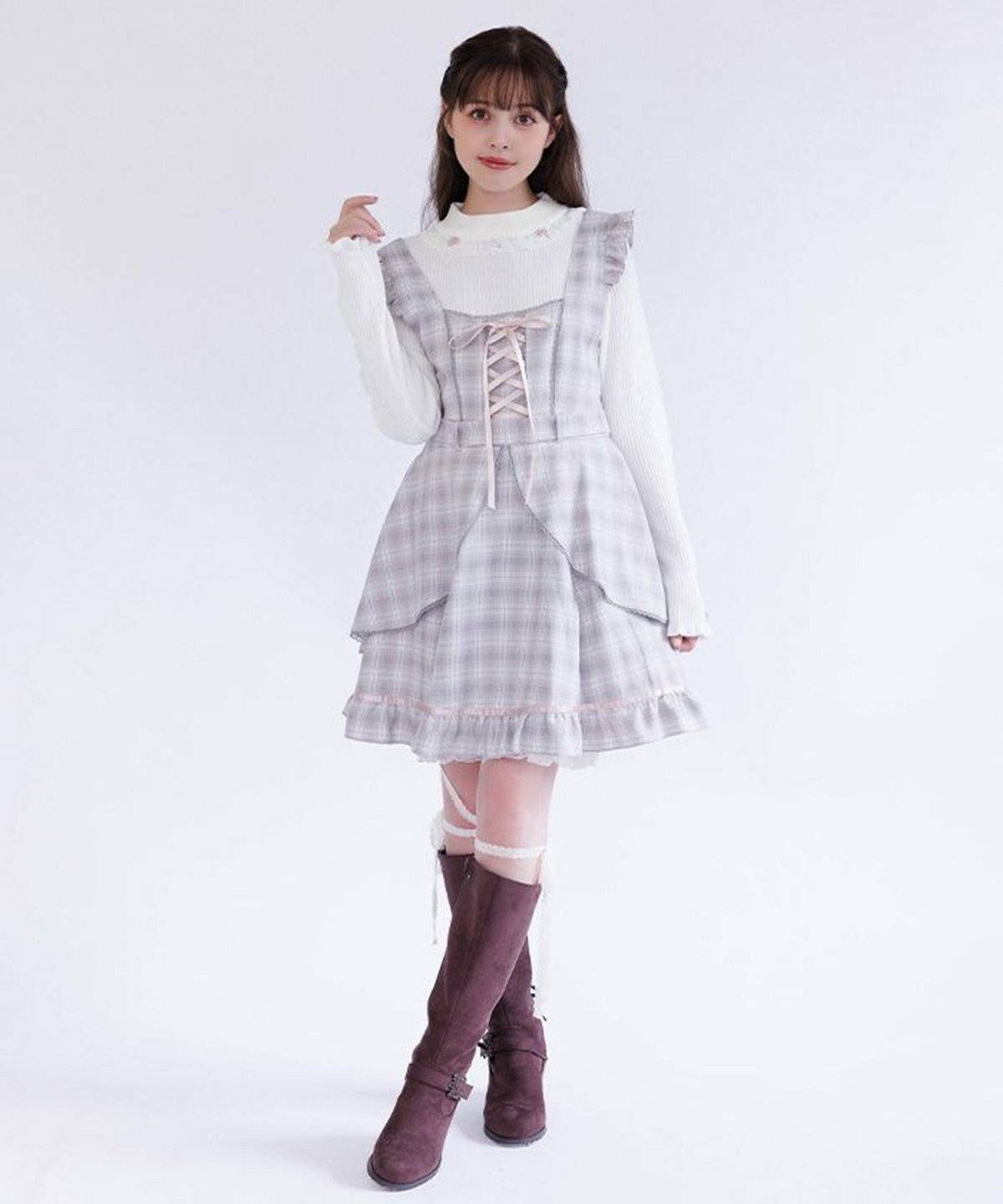 ラベンダージャンスカ✕ブラウンのロングブーツの女性