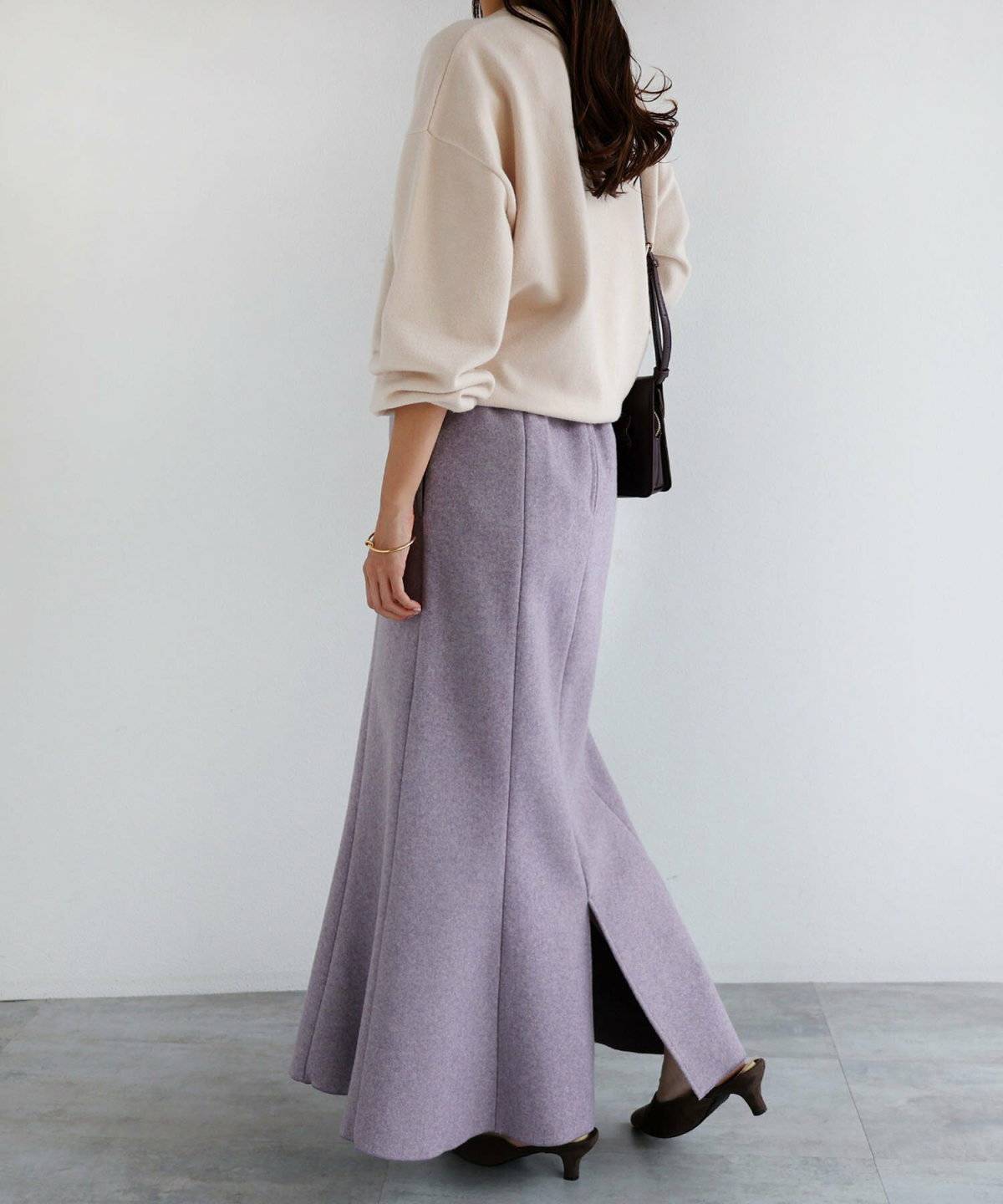 ラベンダーロングスカート✕ベージュニットの女性