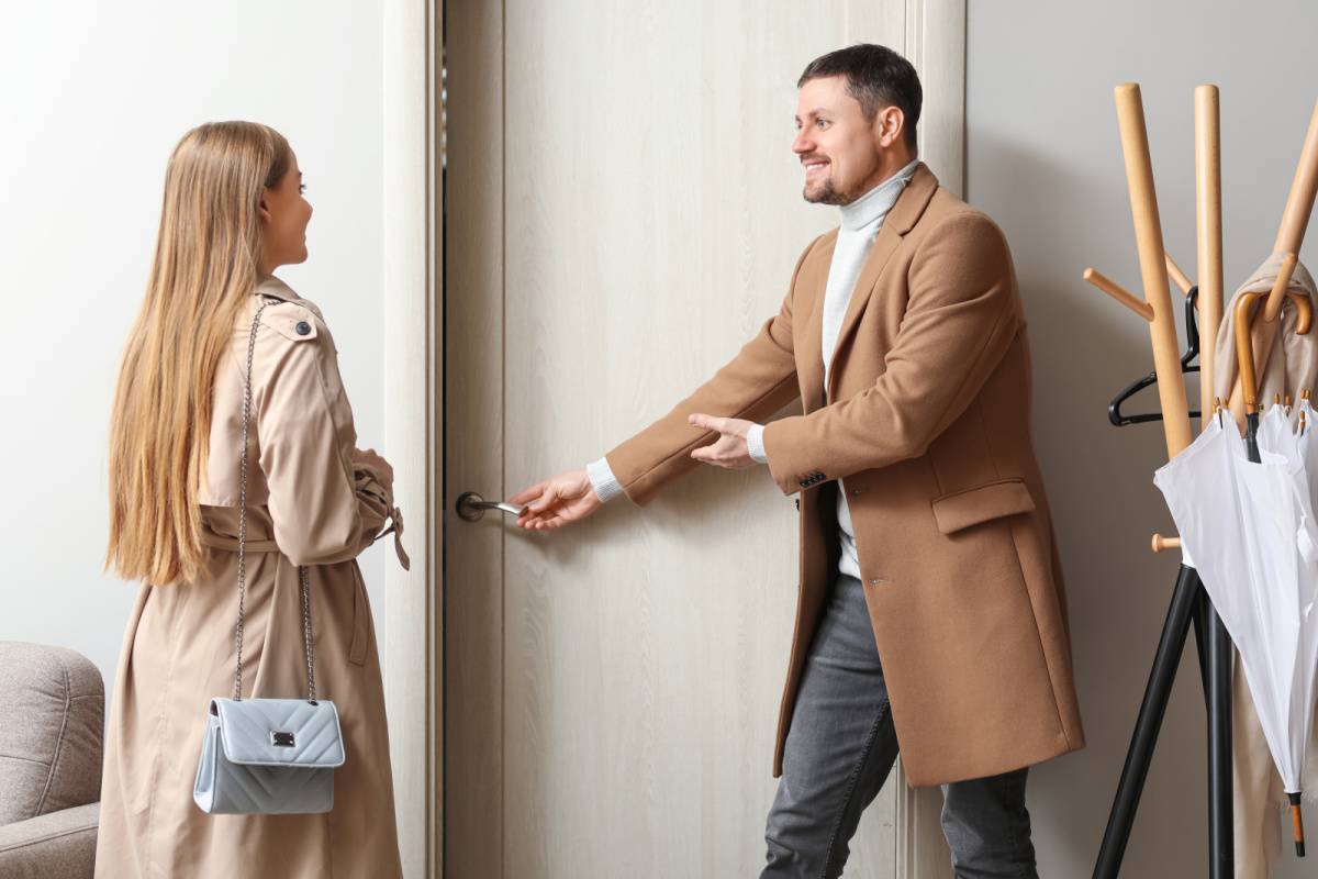 女性のためにドアを開けようとする男性