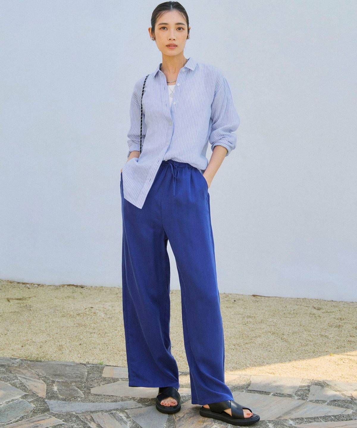 ラベンダーシャツ✕ブルーのジョガーパンツの女性