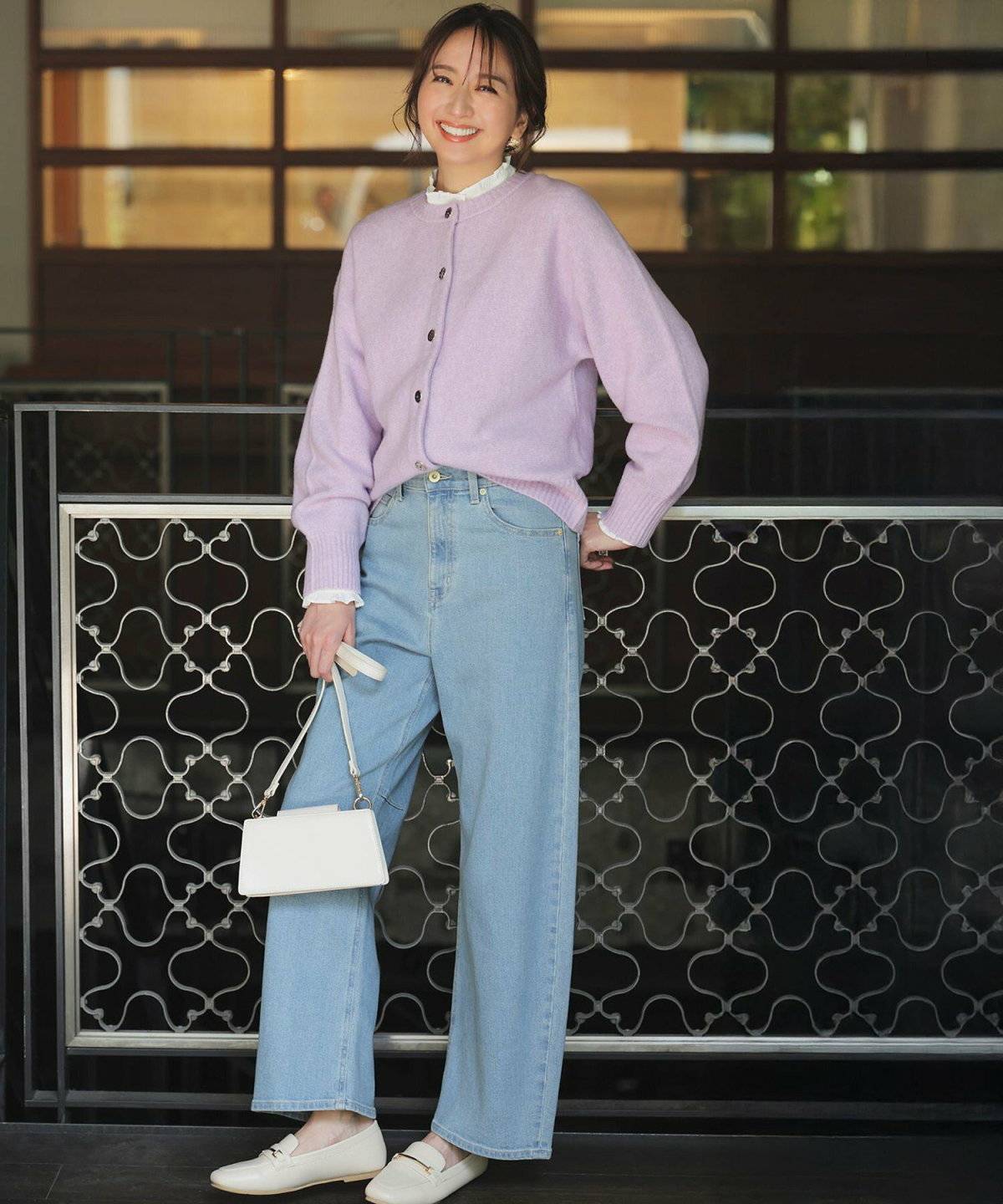 ラベンダーニットカーディガン✕ブルーのデニムパンツ
