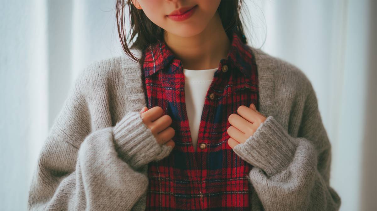 Tシャツを重ね着する女性