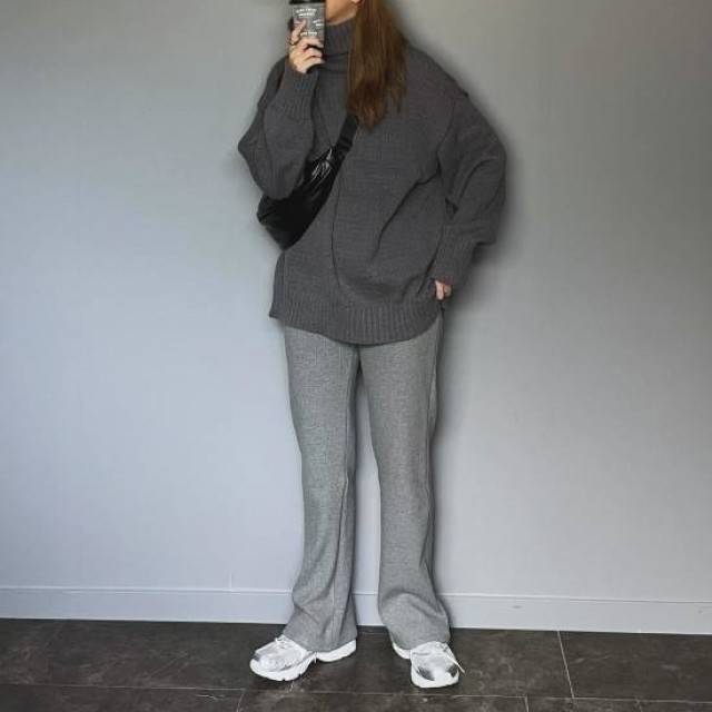 グレーのワントーンコーデの女性