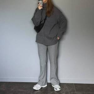 【2025年12月】こう合わせると、ダサ見え無縁！旬のスニーカーコーデ5選