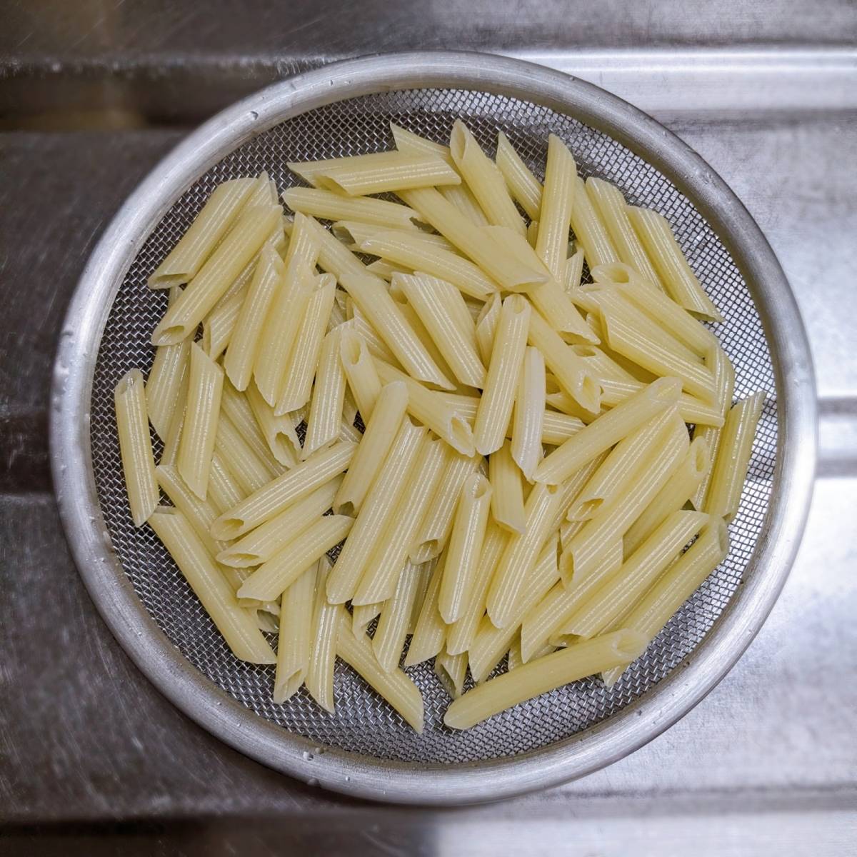 くらこん公式の「塩こんぶのマカロニサラダ」のレシピ