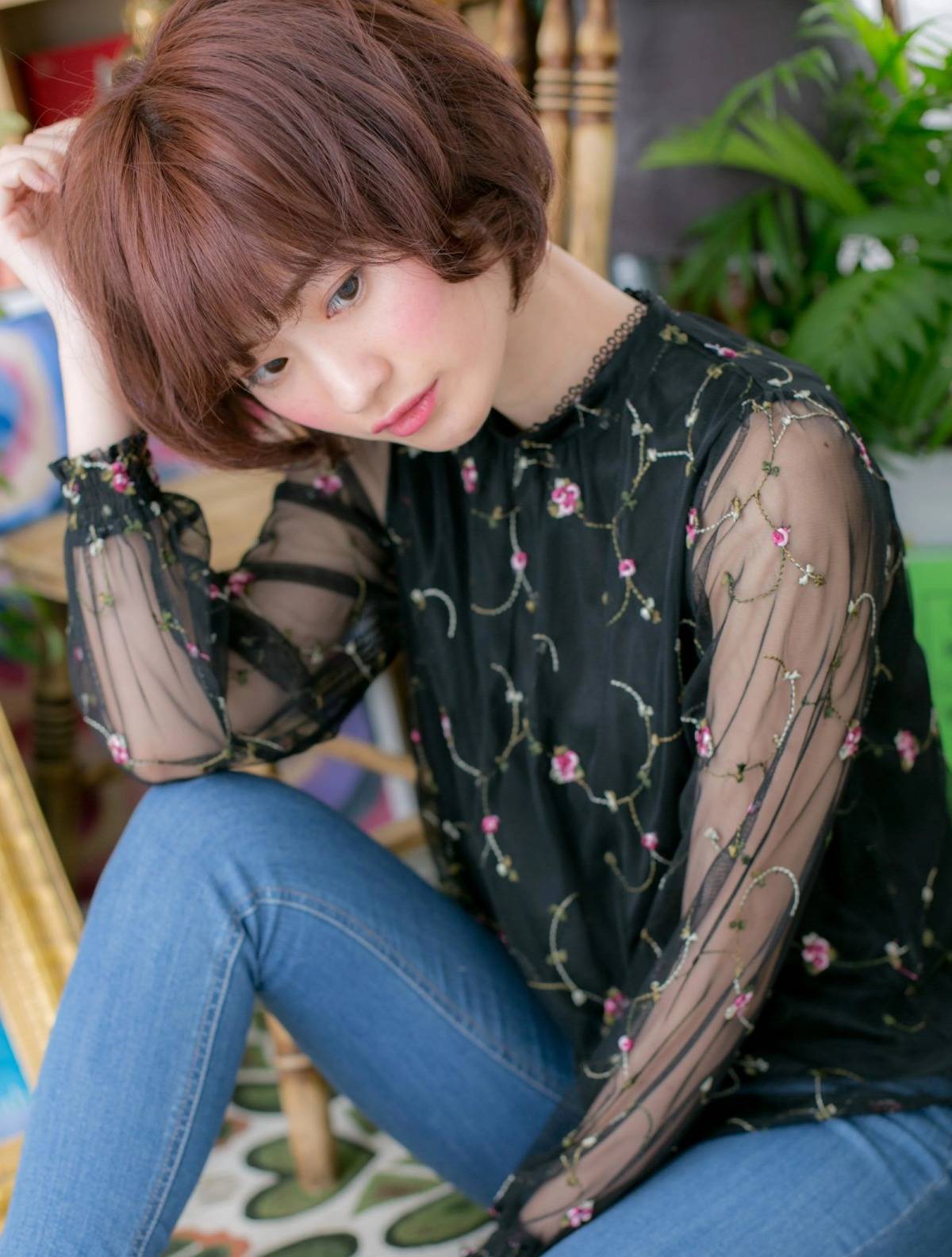 暖色カラーのゆるカールショート