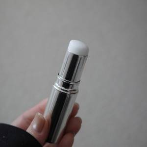 頬も口元も瞬時に潤いチャージ♪手を汚さず楽ちん「イプサ」のスティック美容液