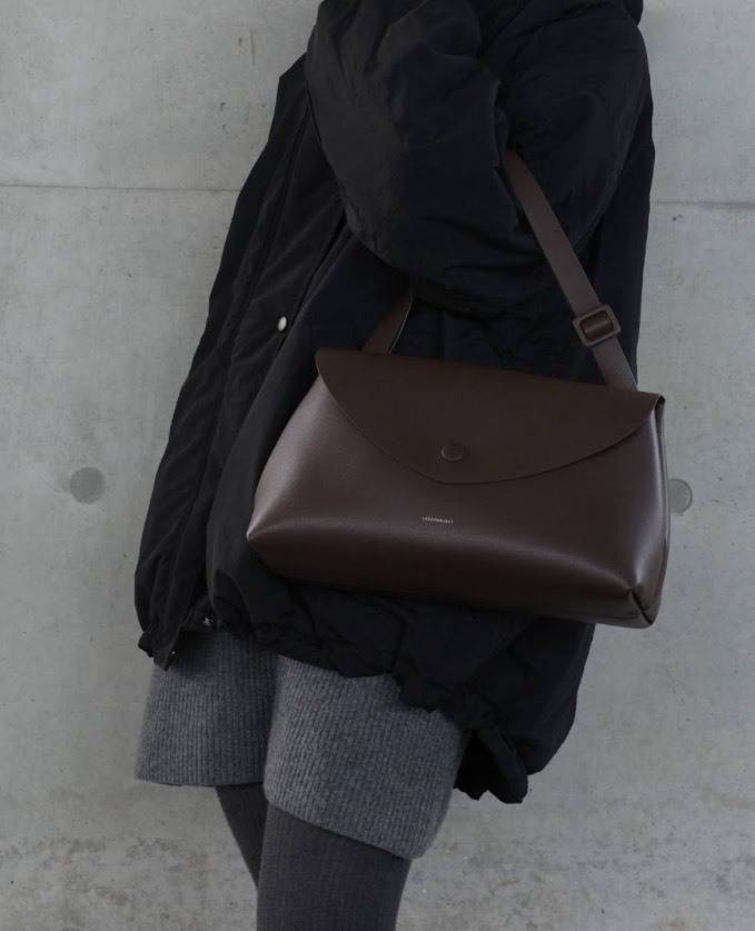 LECC PROJECTの「モダンフラップバッグ」