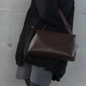 どんなコーデも“都会顔”に。持つだけで品よく締まる「LECC PROJECT」フラップバッグ