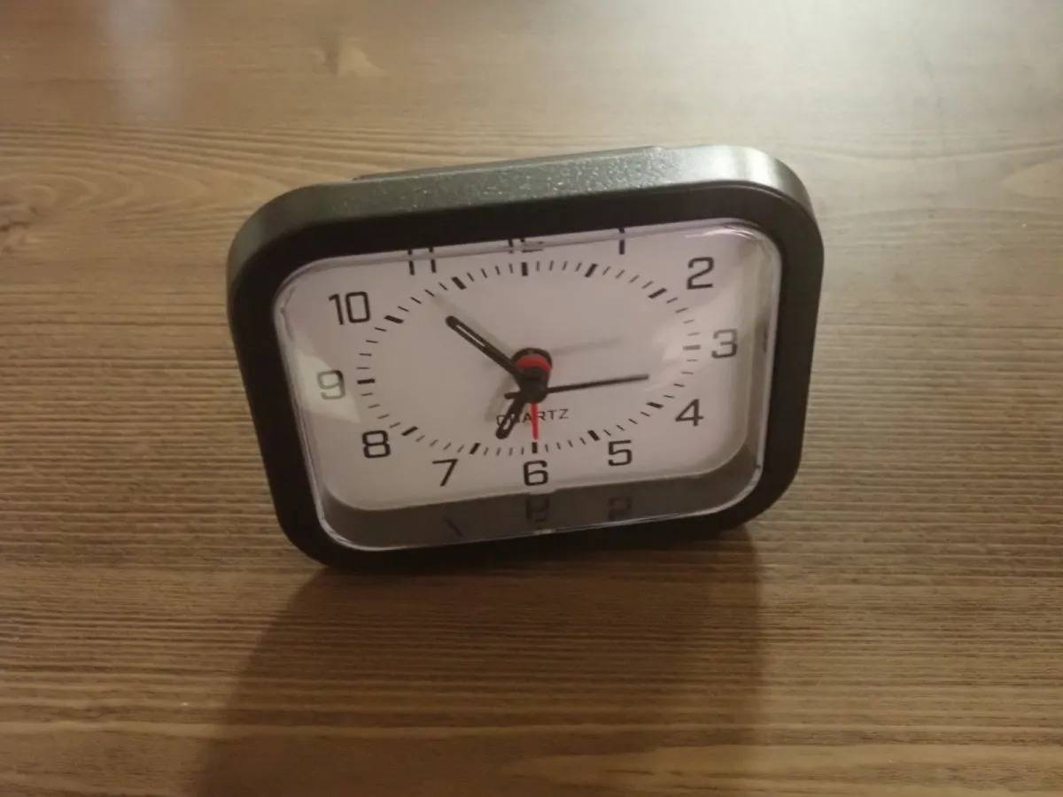 DAISO(ダイソー)：目覚まし時計 SQ-A mono