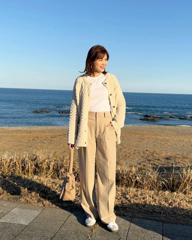 白×ベージュの淡色コーデ