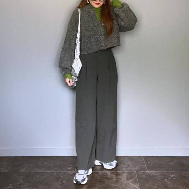 グレーのワントーンコーデの女性