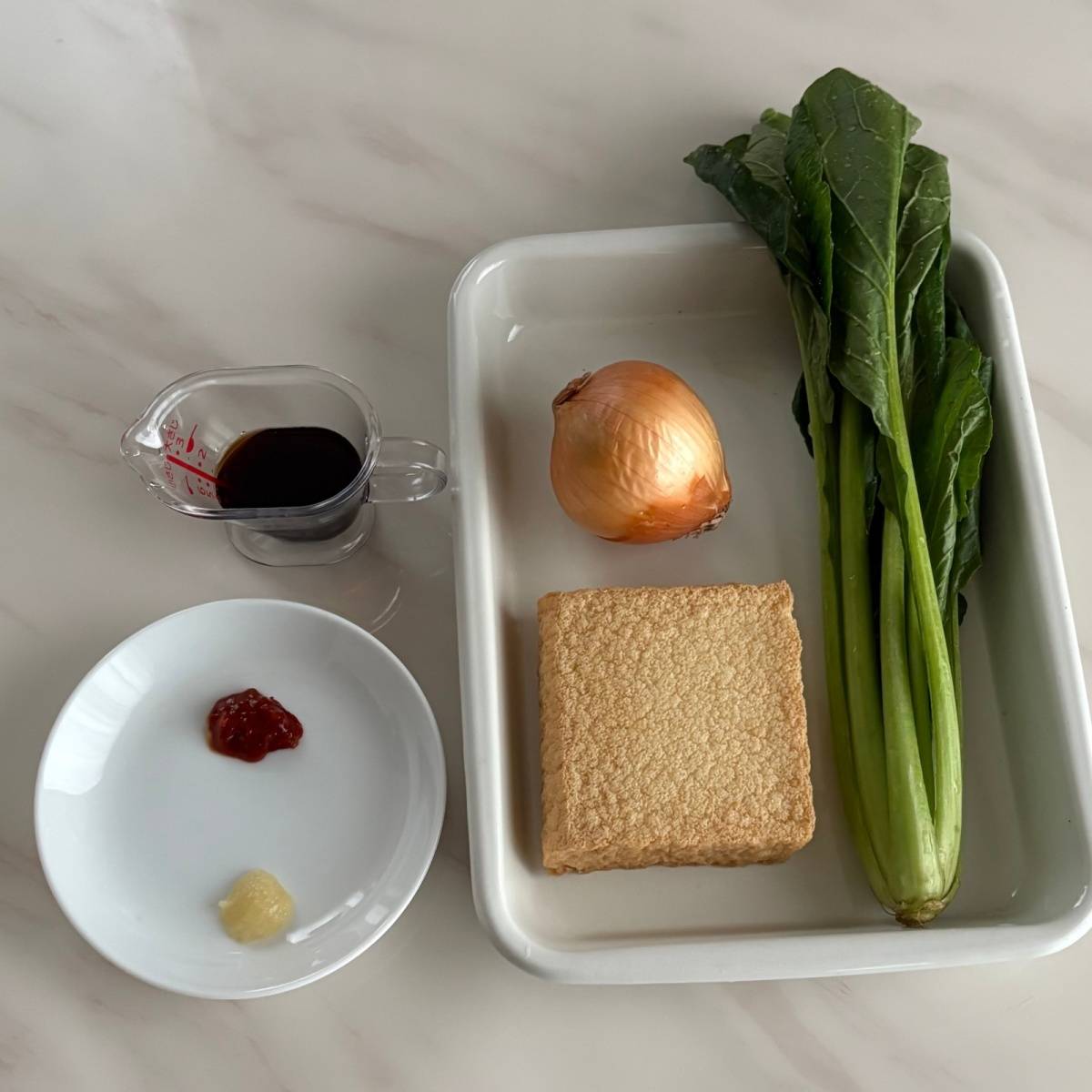 JAグループ公式の「大判厚揚げと小松菜と玉葱のめんつゆソテー」のレシピ