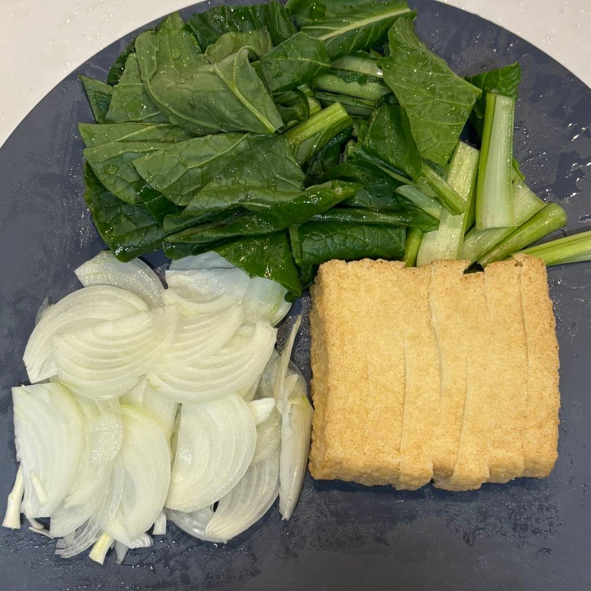 JAグループ公式の「大判厚揚げと小松菜と玉葱のめんつゆソテー」のレシピ