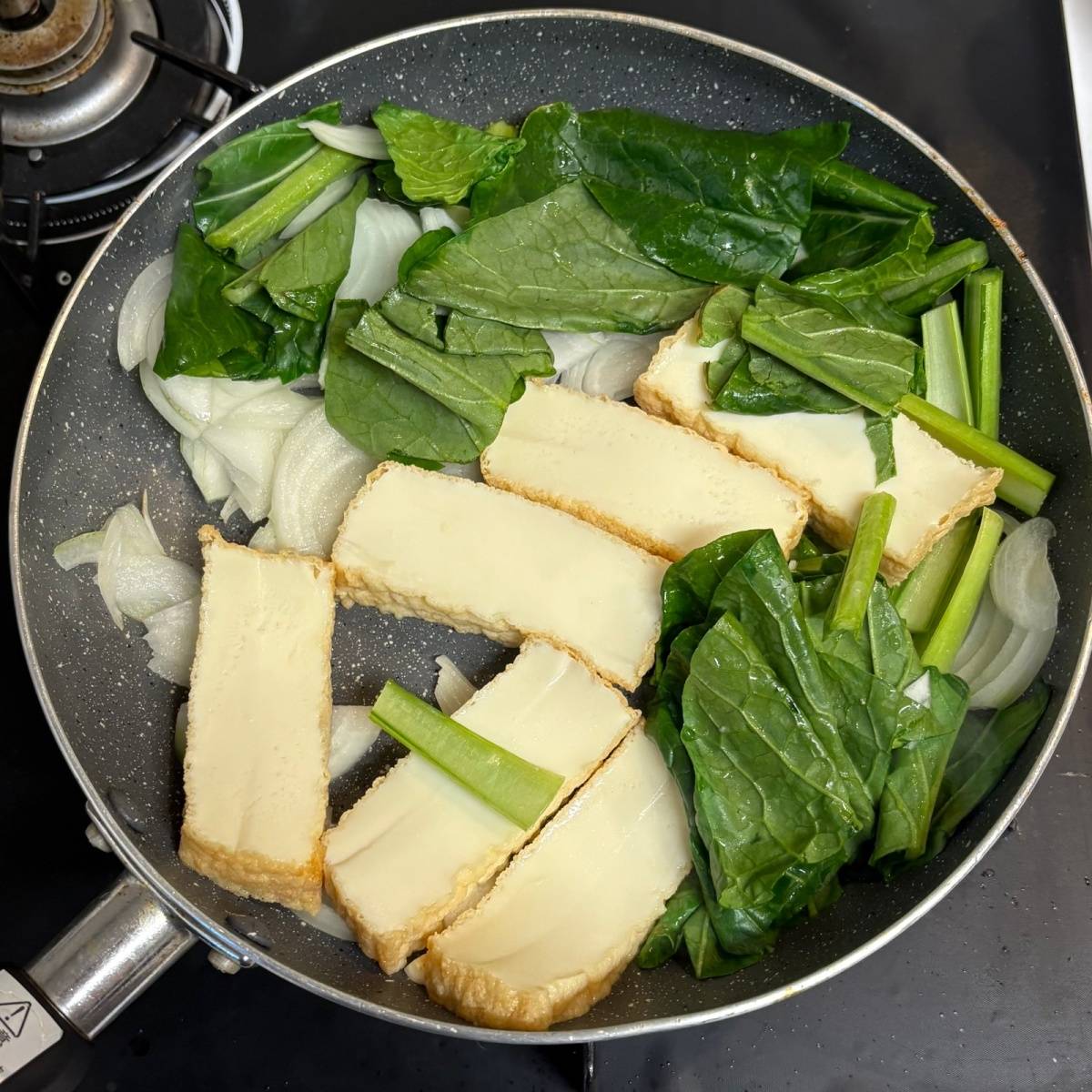 JAグループ公式の「大判厚揚げと小松菜と玉葱のめんつゆソテー」のレシピ