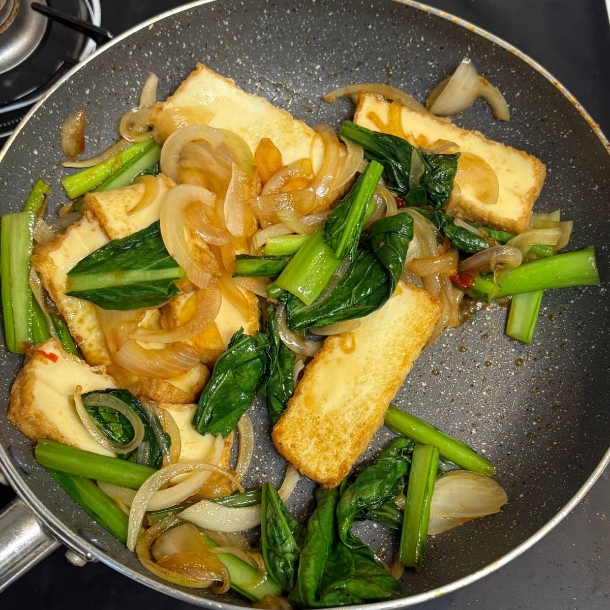 JAグループ公式の「大判厚揚げと小松菜と玉葱のめんつゆソテー」のレシピ