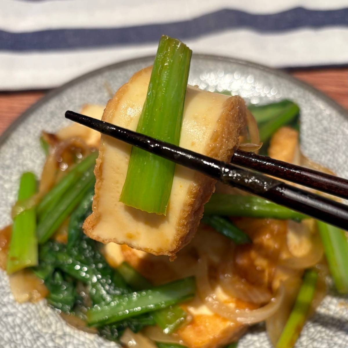 JAグループ公式の「大判厚揚げと小松菜と玉葱のめんつゆソテー」のレシピ