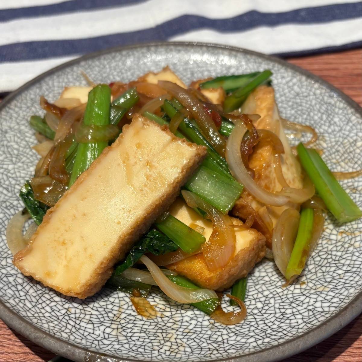 JAグループ公式の「大判厚揚げと小松菜と玉葱のめんつゆソテー」のレシピ