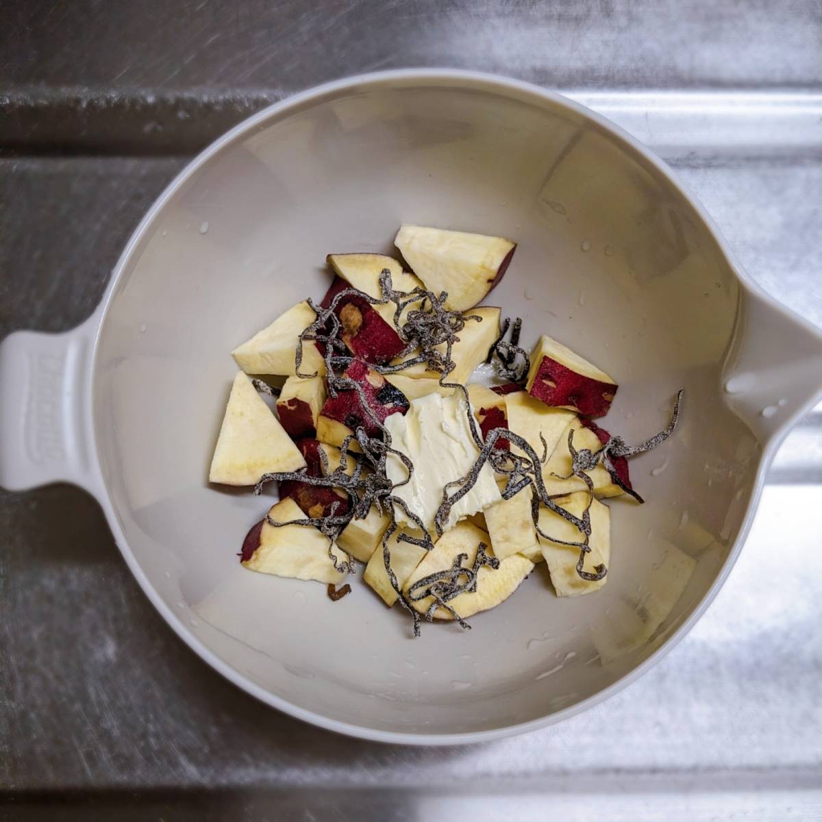 くらこん公式の「さつまいもの塩こんぶバター蒸し」のレシピ