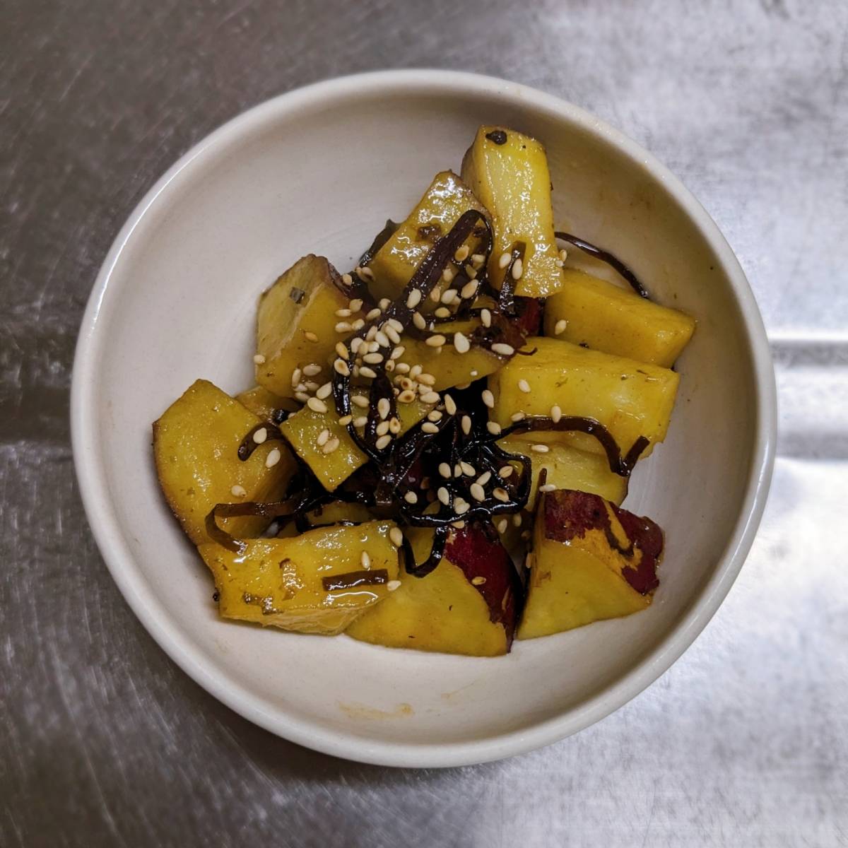 くらこん公式の「さつまいもの塩こんぶバター蒸し」のレシピ