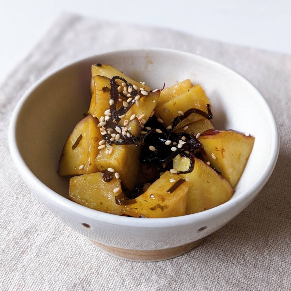 くらこん公式の「さつまいもの塩こんぶバター蒸し」のレシピ