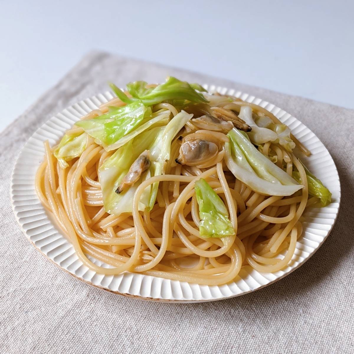 マ・マー公式の「あさりと春野菜のバターしょうゆパスタ」のレシピ