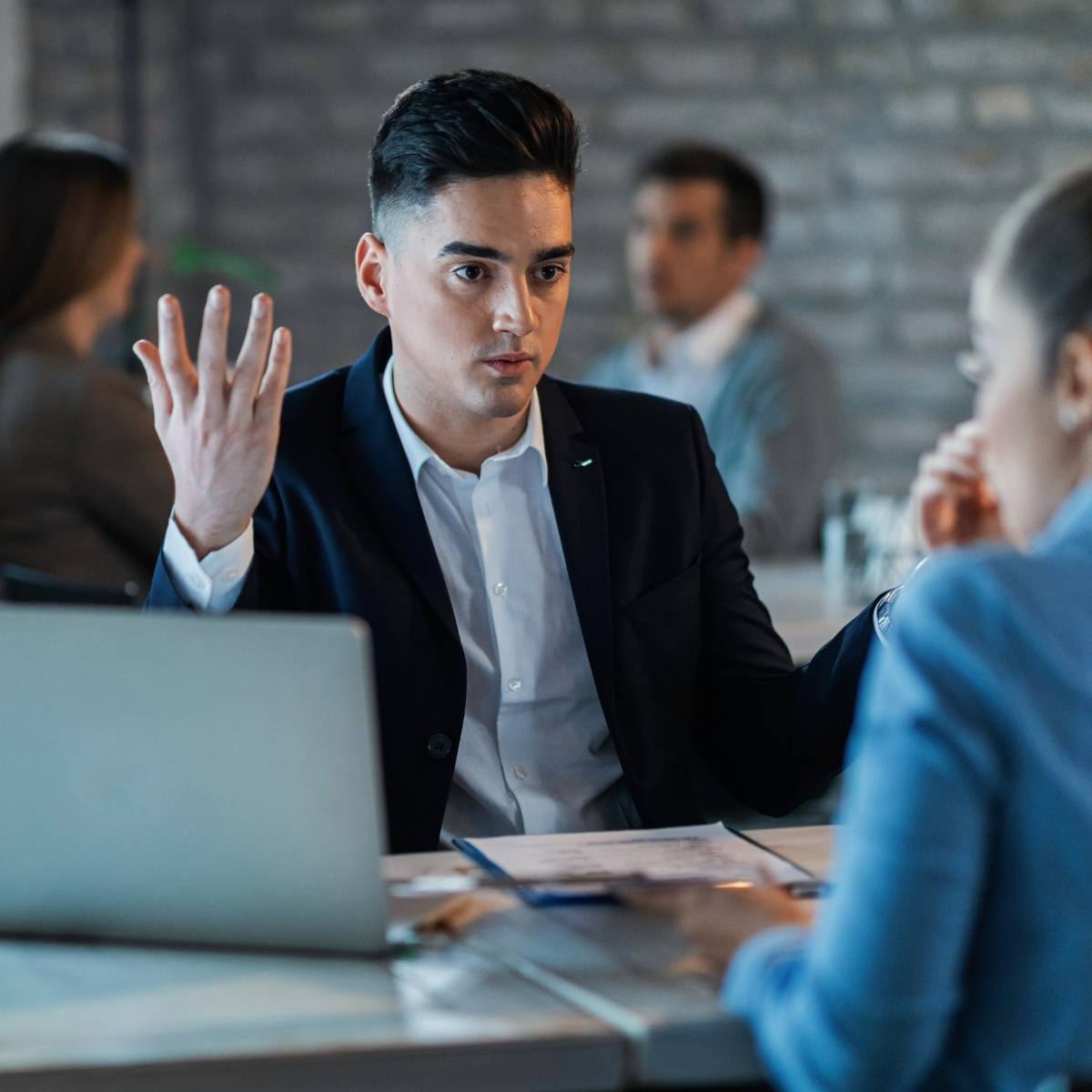 同僚の女性に怒る男性