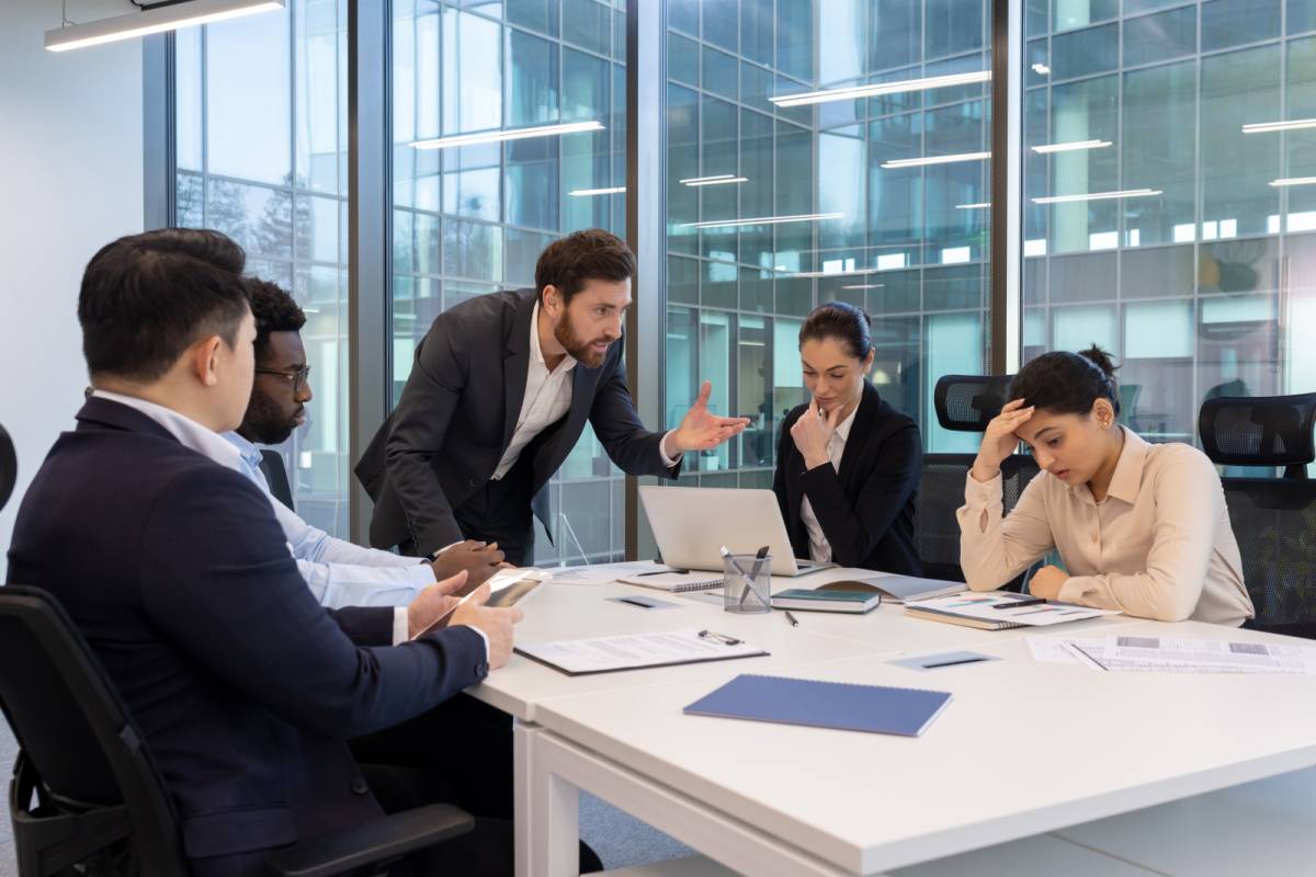 会議で真剣に話す男性