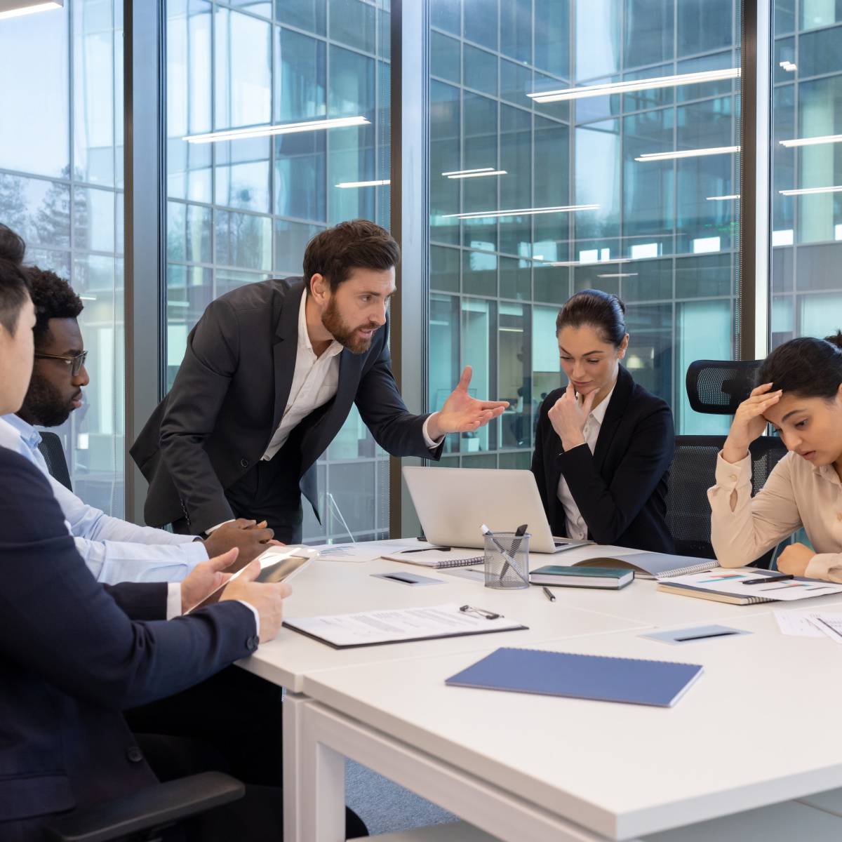 会議で真剣に話す男性