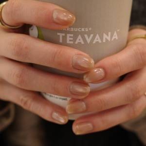 旬度MAXな“推しネイル”がこちら♡上品に輝く「シアーマグネットネイル」