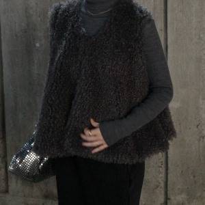 一枚足すだけで雰囲気変わる。上品「ファーベスト」でつくる大人の冬スタイル