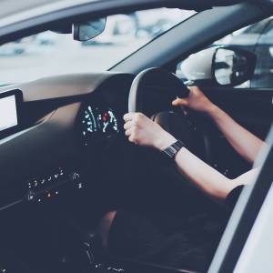 実は風水的に大吉です。車内にあると人気運が爆発的に上がるもの5選