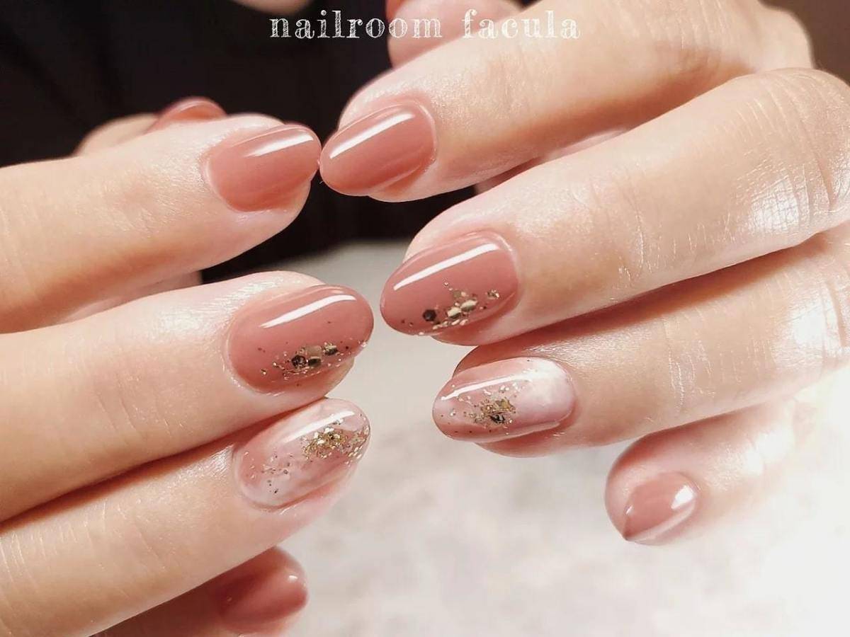 大人っぽい透け感レッドネイル